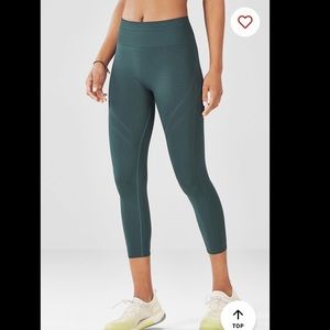 High-Waisted Seamless Dot Capri